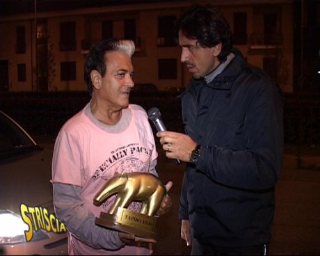 Immagine di Striscia la Notizia: Tapiro d'Oro per il naufrago Cristiano Malgioglio - Scopri su Televisione